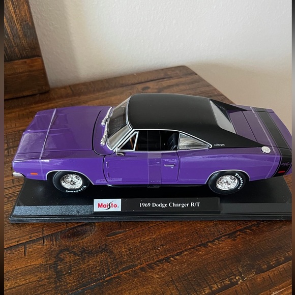 1969 Dodge Charger R/T by Maisto 1:18 Scale Diecast Model Car - Picture 2 of 9
